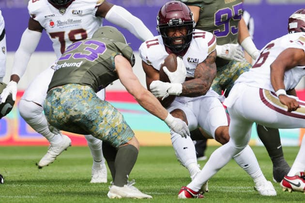 AMERICAN FOOTBALL - AFLE, Vikings vs Fire VIENNA,AUSTRIA,06.JUN.26 - AMERICAN FOOTBALL - AFLE, American Football League Europe, Vienna Vikings vs Rhein Fire. Image shows Benjamin Straight (Vikings) and Jonathan Scott (Rhein Fire).  GEPAxpictures xDavidxBitzan
