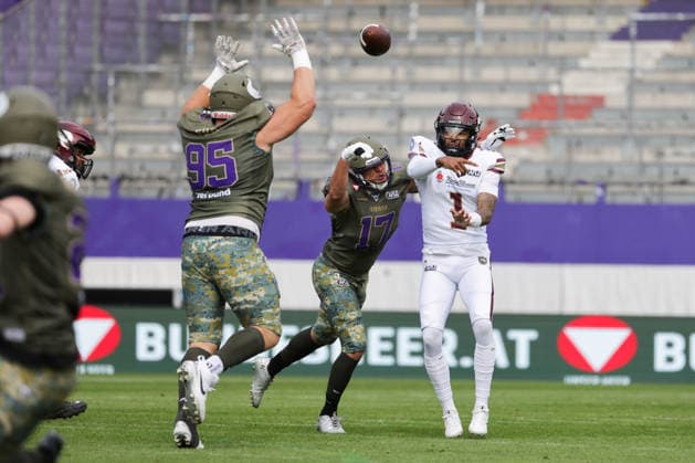 AMERICAN FOOTBALL - AFLE, Vikings vs Fire VIENNA,AUSTRIA,06.JUN.26 - AMERICAN FOOTBALL - AFLE, American Football League Europe, Vienna Vikings vs Rhein Fire. Image shows Florian Sudi (Vikings) and Kenji Bahar (Rhein Fire).  GEPAxpictures xDavidxBitzan