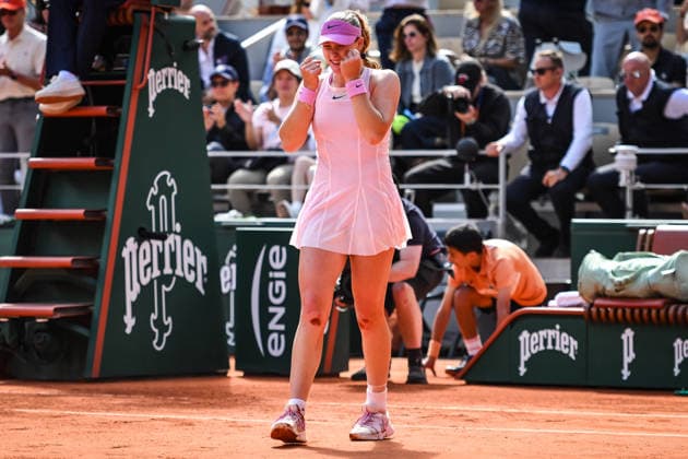 June 6, 2026, Paris, France, France: Mirra ANDREEVA of Russia celebrates his victory during the fourteenth day of the Roland-Garros 2026, French Open 2026, Grand Slam tennis tournament at Roland-Garros Stadium on June 06, 2026 in Paris, France. Paris France - ZUMAm308 20260606_zsp_m308_013 Copyright: xMatthieuxMirvillex