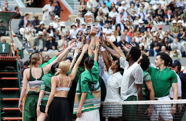(260606) -- PARIS, June 6, 2026 -- Performers hold up the trophy before the women s singles final match between Mirra Andreeva of Russia and Maja Chwalinska of Poland at the French Open tennis tournament at Roland Garros, Paris, France, June 6, 2026. ) (SP)FRANCE-PARIS-TENNIS-FRENCH OPEN-WOMEN S SINGLES-FINAL WuxHuiwo 