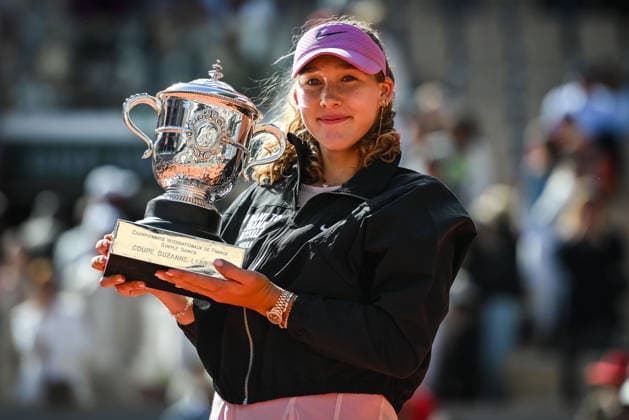 June 6, 2026, Paris, France, France: Mirra ANDREEVA of Russia celebrates his victory with the trophy during the fourteenth day of the Roland-Garros 2026, French Open 2026, Grand Slam tennis tournament at Roland-Garros Stadium on June 06, 2026 in Paris, France. Paris France - ZUMAm308 20260606_zsp_m308_014 Copyright: xMatthieuxMirvillex