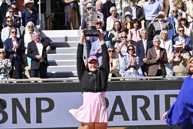 Tennis -Internationaux de France - Roland Garros 2026 - ITF - 06 06 2026 - Tennis -Internationaux de France - Roland Garros 2026 - ITF - 06 06 2026 - victoire de Mirra Andreeva - Russie - Trophy remis par Mary Pierce ParisFrance  Copyright: xChryslenexCaillaud Psnewzx