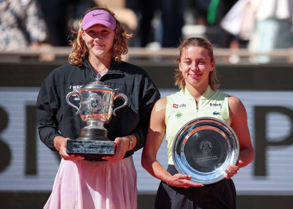 Sieger Mirra Andreeva und Finalist Maja Chwalinska (POL) , Damen Einzel, Women s Singles, Siegerehrung, Presentation Tennis - French Open - Roland Garros - Paris - - France - 6 June 2026. Copyright: xJuergenxHasenkopfx