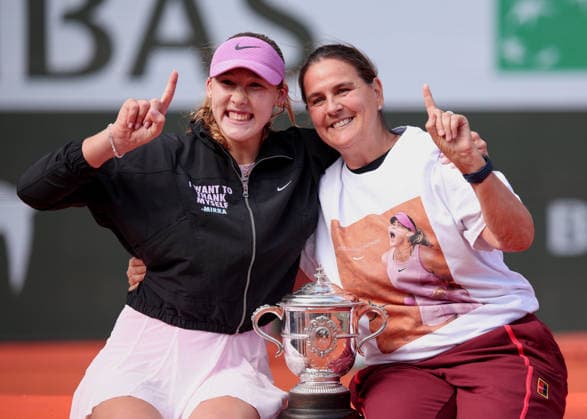 Mirra Andreeva und ihr Trainer, coach Conchita Martinez, Damen Einzel, Women s Singles, Siegerehrung, Presentation Tennis - French Open - Roland Garros - Paris - - France - 6 June 2026. *** Mirra Andreeva and her coach, coach Conchita Martinez, Womens Singles, Women s Singles, Award Ceremony, Presentation Tennis French Open Roland Garros Paris France June 6, 2026 Copyright: xJuergenxHasenkopfx