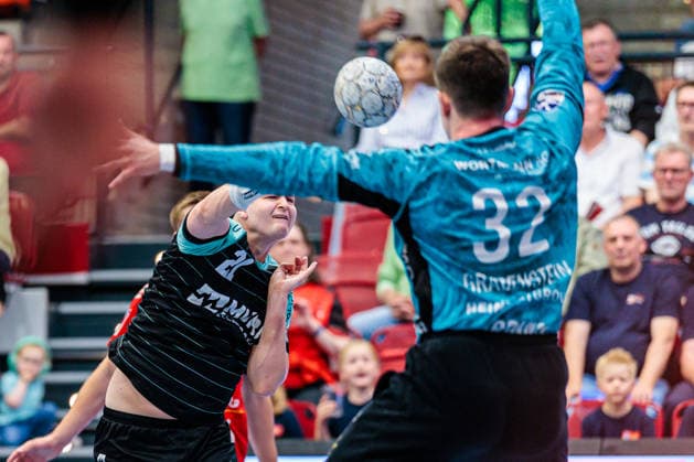 (L-R) Martin Schmiedt (HC Oppenweiler Backnang, 21) im Torwurf gegen Leon Grabenstein (TuS N-Luebbecke, 32) GER, TuS N-Luebbecke vs. HC Oppenweiler Backnang, Handball, 2. Bundesliga, 34. Spieltag, Spielzeit 2025 2026, 06.06.2026 GER, TuS N-Luebbecke vs. HC Oppenweiler Backnang, Handball, 2. Bundesliga, 34. Spieltag, Spielzeit 2025 2026, 06.06.2026 Luebbecke Copyright: xEibner-Pressefoto JanxRollingerx EP_JSK