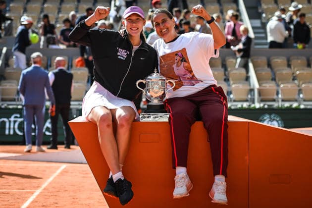 June 6, 2026, Paris, France, France: Mirra ANDREEVA of Russia and Conchita MARTINEZ celebrate the victory with the trophy during the fourteenth day of the Roland-Garros 2026, French Open 2026, Grand Slam tennis tournament at Roland-Garros Stadium on June 06, 2026 in Paris, France. Roland Garros 2026 - Day 14  - ZUMAm308 20260606_zsp_m308_025 Copyright: xMatthieuxMirvillex