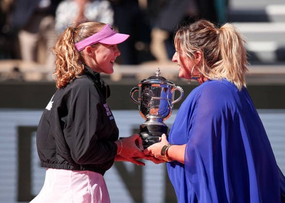 Mary Pierce ueberreicht Mirra Andreeva den Pokal, Trophäe, Damen Einzel, Women s Singles, Siegerehrung, Presentation Tennis - French Open - Roland Garros - Paris - - France - 6 June 2026. Copyright: xJuergenxHasenkopfx