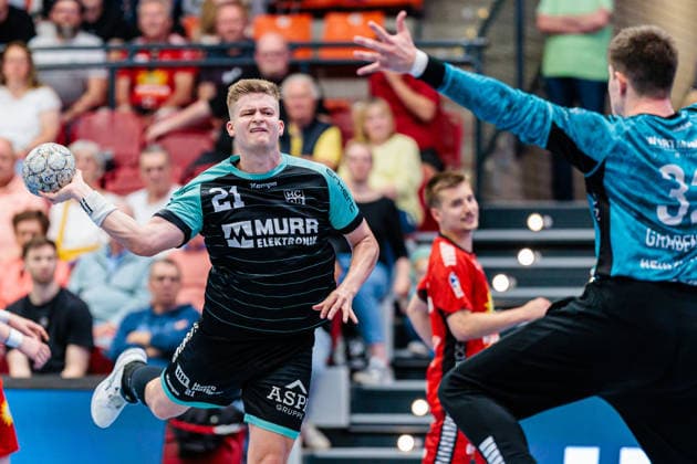 (L-R) Martin Schmiedt (HC Oppenweiler Backnang, 21) im Torwurf gegen Leon Grabenstein (TuS N-Luebbecke, 32) GER, TuS N-Luebbecke vs. HC Oppenweiler Backnang, Handball, 2. Bundesliga, 34. Spieltag, Spielzeit 2025 2026, 06.06.2026 GER, TuS N-Luebbecke vs. HC Oppenweiler Backnang, Handball, 2. Bundesliga, 34. Spieltag, Spielzeit 2025 2026, 06.06.2026 Luebbecke Copyright: xEibner-Pressefoto JanxRollingerx EP_JSK