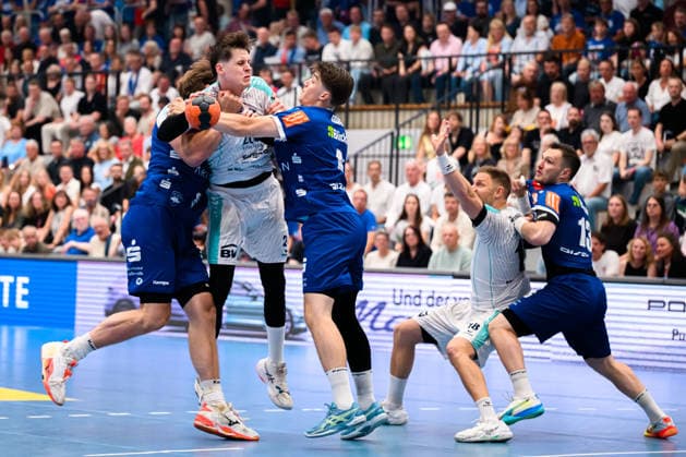 Balingen: HBL - 25 26 - HBW Balingen - SG BBM Bietigheim Maxim Orlov (Bietigheim), Fabian Wiederstein (Bietigheim) am Kreis gegen Merlin Fuß (Balingen) Balingen Baden-Württemberg Deutschland