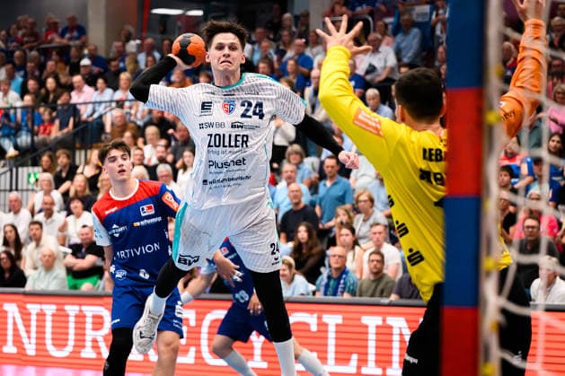 Balingen: HBL - 25 26 - HBW Balingen - SG BBM Bietigheim Maxim Orlov (Bietigheim), Torhueter Daniel Rebmann (HBW Balingen) Balingen Baden-Württemberg Deutschland