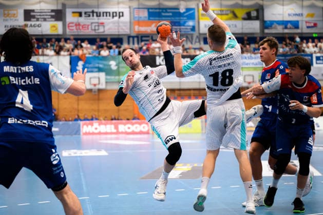 Balingen: HBL - 25 26 - HBW Balingen - SG BBM Bietigheim Dominik Claus (Bietigheim), Fabian Wiederstein (Bietigheim) Balingen Baden-Württemberg Deutschland
