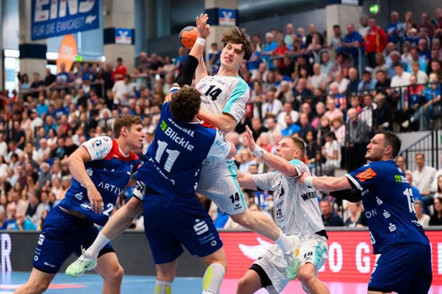 Balingen: HBL - 25 26 - HBW Balingen - SG BBM Bietigheim v. li. im Zweikampf Bennet Strobel (HBW Balingen) und Fynn Nicolaus (Bietigheim) Balingen Baden-Württemberg Deutschland