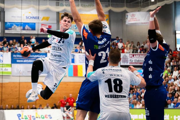 Balingen: HBL - 25 26 - HBW Balingen - SG BBM Bietigheim v.li. Maxim Orlov (Bietigheim), Till Wente (Balingen), Fabian Wiederstein (Bietigheim), Bennet Strobel (HBW Balingen) Balingen Baden-Württemberg Deutschland