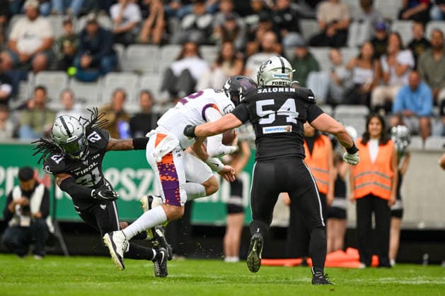 AMERICAN FOOTBALL - EFA, Raiders vs Galaxy INNSBRUCK,AUSTRIA,06.JUN.26 - AMERICAN FOOTBALL - EFA, European Football Alliance, Raiders Tirol vs Frankfurt Galaxy. Image shows Jaron Wilson (Raiders), Ethan Garbers (Galaxy) and Felix Salonen (Raiders).  GEPAxpictures xDanielxSchoenherr