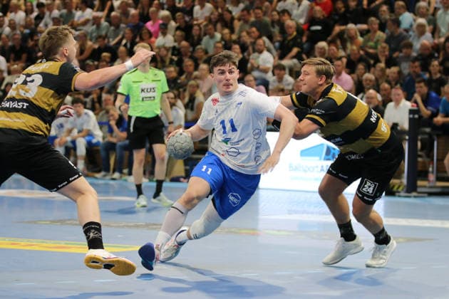 06.06.2026 Handball Herren 2025 2026 2. Handball-Bundesliga 34. Spieltag HC Elbflorenz 2006 - Dessau-Roßlauer HV 06 BallsportArena Dresden Sebastian Bialas (Dessau-Roßlauer HV, 11, weiß) zieht an Viktor Norberg (Dresden, 8, schwarzgold) vorbei. Dresden Sachsen Deutschland