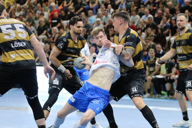 06.06.2026 Handball Herren 2025 2026 2. Handball-Bundesliga 34. Spieltag HC Elbflorenz 2006 - Dessau-Roßlauer HV 06 BallsportArena Dresden Yannick Danneberg (Dessau-Roßlauer HV, 26, weiß) im ZWeikampf mit Oliver Seidler (Dresden, 71, schwarzgold). Sebastian Greß (Dresden, 25, schwarzgold) steht dainter. Dresden Sachsen Deutschland