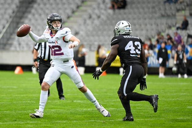 AMERICAN FOOTBALL - EFA, Raiders vs Galaxy INNSBRUCK,AUSTRIA,06.JUN.26 - AMERICAN FOOTBALL - EFA, European Football Alliance, Raiders Tirol vs Frankfurt Galaxy. Image shows Ethan Garbers (Galaxy) and Precious Ogbevon (Raiders).  GEPAxpictures xDanielxSchoenherr