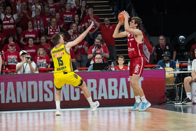 Bamberg, Deutschland 06. Juni 2026: 1. BBL Playoff Halbfinale - 2025 2026 - Sp. 4 - Bamberg Baskets gegen Alba Berlin Im Bild: v. li. Martin Hermannsson (Berlin) und Richard Balint (Bamberg) Brose Arena Bayern Copyright: xFotostandx xSchmittx
