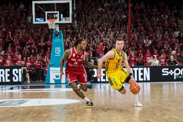 Bamberg, Deutschland 06. Juni 2026: 1. BBL Playoff Halbfinale - 2025 2026 - Sp. 4 - Bamberg Baskets gegen Alba Berlin Im Bild: v. li. im Zweikampf Cobe Williams (Bamberg) und Martin Hermannsson (Berlin) Brose Arena Bayern Copyright: xFotostandx xSchmittx