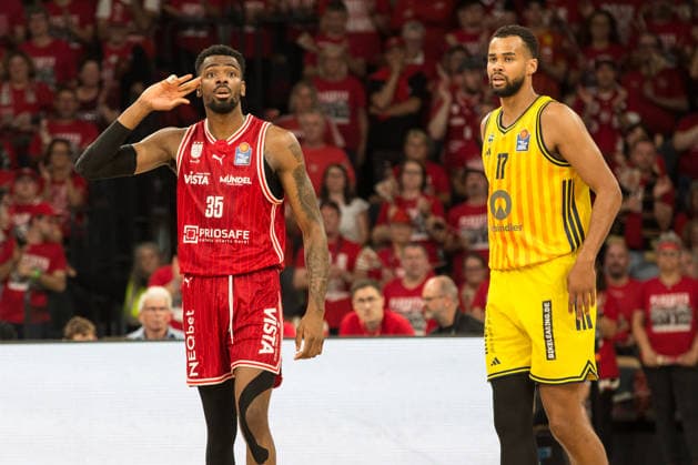 Bamberg, Deutschland 06. Juni 2026: 1. BBL Playoff Halbfinale - 2025 2026 - Sp. 4 - Bamberg Baskets gegen Alba Berlin Im Bild: v. li. Ejiofor Onu (Bamberg) langt sich an den Kof daneben Norris Agbakoko (Berlin) Brose Arena Bayern Copyright: xFotostandx xSchmittx