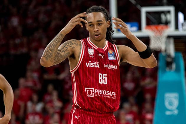 Bamberg, Deutschland 06. Juni 2026: 1. BBL Playoff Halbfinale - 2025 2026 - Sp. 4 - Bamberg Baskets gegen Alba Berlin Im Bild: Austin Crowley (Bamberg) langt sich frustriert an den Kopf Brose Arena Bayern Copyright: xFotostandx xSchmittx