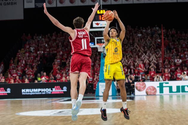 Bamberg, Deutschland 06. Juni 2026: 1. BBL Playoff Halbfinale - 2025 2026 - Sp. 4 - Bamberg Baskets gegen Alba Berlin Im Bild: v. li. Richard Balint (Bamberg) versucht den 3er von Jack Kayil (Berlin) zu blocken Brose Arena Bayern Copyright: xFotostandx xSchmittx
