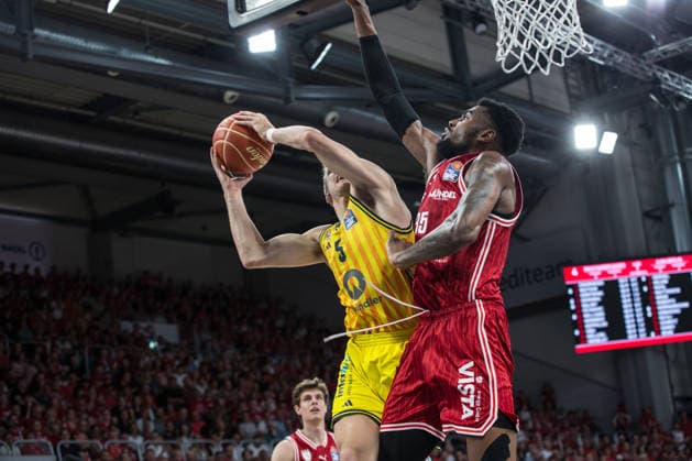 Bamberg, Deutschland 06. Juni 2026: 1. BBL Playoff Halbfinale - 2025 2026 - Sp. 4 - Bamberg Baskets gegen Alba Berlin Im Bild: v. li. Sam Griesel (Berlin) und Ejiofor Onu (Bamberg) Brose Arena Bayern Copyright: xFotostandx xSchmittx