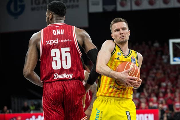 Bamberg, Deutschland 06. Juni 2026: 1. BBL Playoff Halbfinale - 2025 2026 - Sp. 4 - Bamberg Baskets gegen Alba Berlin Im Bild: Martin Hermannsson (Berlin) gerät mit Ejiofor Onu (Bamberg) aneinander Brose Arena Bayern Copyright: xFotostandx xSchmittx