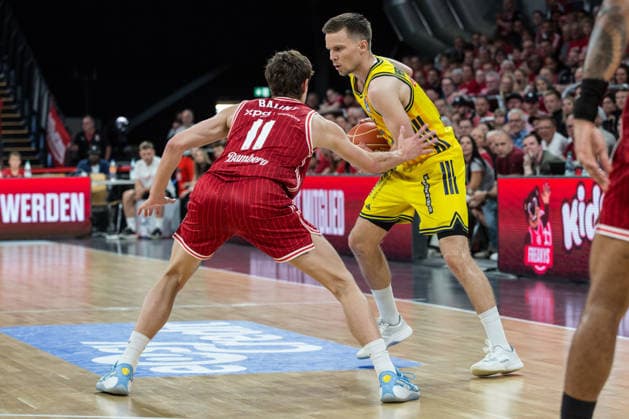 Bamberg, Deutschland 06. Juni 2026: 1. BBL Playoff Halbfinale - 2025 2026 - Sp. 4 - Bamberg Baskets gegen Alba Berlin Im Bild: v. li. Richard Balint (Bamberg) und Martin Hermannsson (Berlin) Brose Arena Bayern Copyright: xFotostandx xSchmittx
