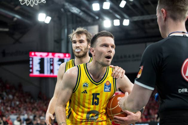 Bamberg, Deutschland 06. Juni 2026: 1. BBL Playoff Halbfinale - 2025 2026 - Sp. 4 - Bamberg Baskets gegen Alba Berlin Im Bild: Martin Hermannsson (Berlin) rennt wüdend auf dem Schiedsrichter zu Brose Arena Bayern Copyright: xFotostandx xSchmittx