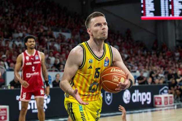 Bamberg, Deutschland 06. Juni 2026: 1. BBL Playoff Halbfinale - 2025 2026 - Sp. 4 - Bamberg Baskets gegen Alba Berlin Im Bild: Martin Hermannsson (Berlin) rennt wüdend auf dem Spielfeld Brose Arena Bayern Copyright: xFotostandx xSchmittx