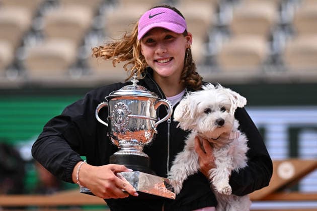 Andreeva Wins French Open as Chwalinska Fairytale Ends - Paris Mirra Andreeva (RUS) poses with the trophy and Luna the dog as she won her first Gran Slam title at the 2026 Roland-Garros tournament in Paris, France, on June 6, 2026. Photo by Corinne Dubreuil ABACAPRESS.COM Paris France  Copyright: xDubreuilxCorinne ABACAx
