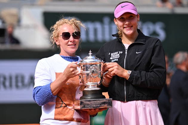 Andreeva Wins French Open as Chwalinska Fairytale Ends - Paris Mirra Andreeva (RUS) poses with the trophy and her coach Conchita Martinez as she won her first Gran Slam title at the 2026 Roland-Garros tournament in Paris, France, on June 6, 2026. Photo by Corinne Dubreuil ABACAPRESS.COM Paris France  Copyright: xDubreuilxCorinne ABACAx