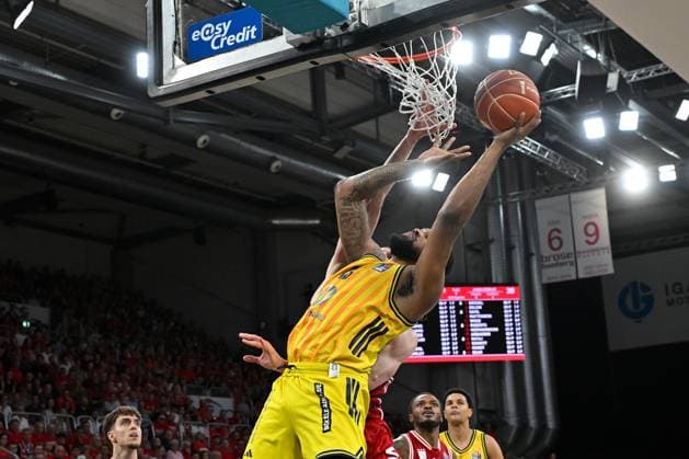 BAMBERG 06.06.2026 --- Basketball ---- easycredit 1. Basketball Bundesliga ---- 4. Playoff-Halbfinale: Bamberg Baskets vs Alba Berlin --- J wan Roberts (13, Alba Berlin) gegen Daniel Keppeler (31, Bamberg Baskets) --- Foto: Hans-Martin Issler isslerimages ---- Bamberg Baskets vs Alba Berlin