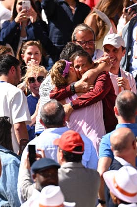 Andreeva Wins French Open as Chwalinska Fairytale Ends - Pari Mirra Andreeva (RUS) wins her first title at the 2026 Roland-Garros tournament in Paris, France, on June 6, 2026. Photo by Corinne Dubreuil ABACAPRESS.COM Paris France  Copyright: xDubreuilxCorinne ABACAx