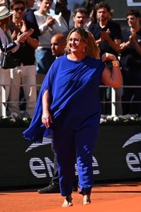 Andreeva Wins French Open as Chwalinska Fairytale Ends - Pari Former tennis champion Mary Pierce presents the trophy at the women final at the 2026 Roland-Garros tournament in Paris, France, on June 6, 2026. Photo by Corinne Dubreuil ABACAPRESS.COM Paris France  Copyright: xDubreuilxCorinne ABACAx