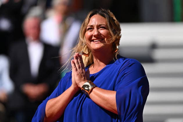 Andreeva Wins French Open as Chwalinska Fairytale Ends - Pari Former tennis champion Mary Pierce presents the trophy at the women final at the 2026 Roland-Garros tournament in Paris, France, on June 6, 2026. Photo by Corinne Dubreuil ABACAPRESS.COM Paris France  Copyright: xDubreuilxCorinne ABACAx
