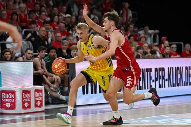 BAMBERG 06.06.2026 --- Basketball ---- easycredit 1. Basketball Bundesliga ---- 4. Playoff-Halbfinale: Bamberg Baskets vs Alba Berlin --- Sam Griesel (5, Alba Berlin) gegen Zachary Ensminger (1, Bamberg Baskets) --- Foto: Hans-Martin Issler isslerimages ---- Bamberg Baskets vs Alba Berlin