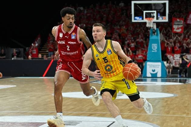 BAMBERG 06.06.2026 --- Basketball ---- easycredit 1. Basketball Bundesliga ---- 4. Playoff-Halbfinale: Bamberg Baskets vs Alba Berlin --- Martin Hermannsson (15, Alba Berlin) zieht zum Korb gegen Ibrahim Watson-Boye (2, Bamberg Baskets) --- Foto: Hans-Martin Issler isslerimages ---- Bamberg Baskets vs Alba Berlin