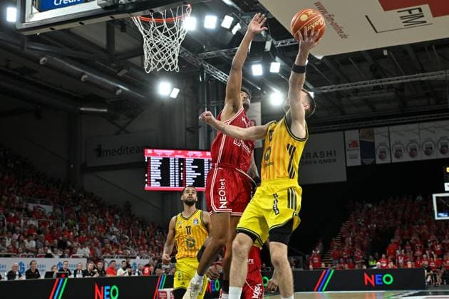 BAMBERG 06.06.2026 --- Basketball ---- easycredit 1. Basketball Bundesliga ---- 4. Playoff-Halbfinale: Bamberg Baskets vs Alba Berlin --- Martin Hermannsson (15, Alba Berlin) mit Korbleger gegen Ibrahim Watson-Boye (2, Bamberg Baskets) --- Foto: Hans-Martin Issler isslerimages ---- Bamberg Baskets vs Alba Berlin