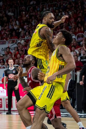 Bamberg, Deutschland 06. Juni 2026: 1. BBL Playoff Halbfinale - 2025 2026 - Sp. 4 - Bamberg Baskets gegen Alba Berlin Im Bild: v. li. JÂ wan Roberts (Berlin), Ibi Watson (Bamberg) und Jack Kayil (Berlin) versuchen den Bamberg zu bremsen Brose Arena Bayern Copyright: xFotostandx xSchmittx