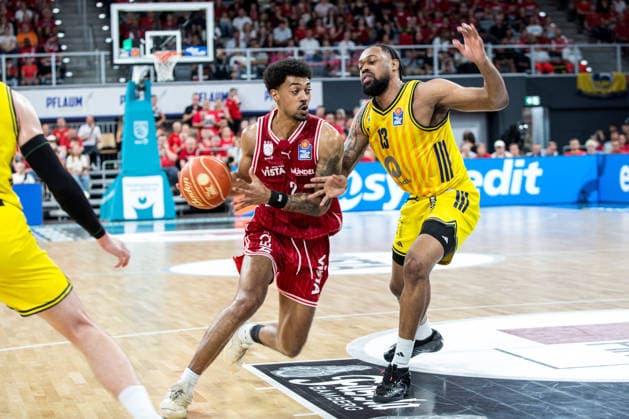 Bamberg, Deutschland 06. Juni 2026: 1. BBL Playoff Halbfinale - 2025 2026 - Sp. 4 - Bamberg Baskets gegen Alba Berlin Im Bild: v. li. im Zweikampf Ibi Watson (Bamberg) und JÂ wan Roberts (Berlin) Brose Arena Bayern Copyright: xFotostandx xSchmittx