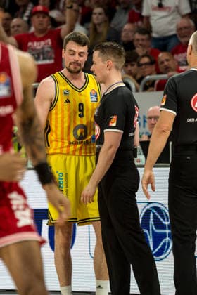 Bamberg, Deutschland 06. Juni 2026: 1. BBL Playoff Halbfinale - 2025 2026 - Sp. 4 - Bamberg Baskets gegen Alba Berlin Im Bild: Jonas Mattisseck (Berlin) reklamiert beim Schiedsrichter Brose Arena Bayern Copyright: xFotostandx xSchmittx