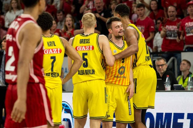 Bamberg, Deutschland 06. Juni 2026: 1. BBL Playoff Halbfinale - 2025 2026 - Sp. 4 - Bamberg Baskets gegen Alba Berlin Im Bild: Jonas Mattisseck (Berlin) wird von seinen Team zurück gehalten Brose Arena Bayern Copyright: xFotostandx xSchmittx