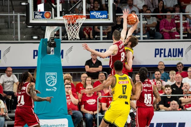 Bamberg, Deutschland 06. Juni 2026: 1. BBL Playoff Halbfinale - 2025 2026 - Sp. 4 - Bamberg Baskets gegen Alba Berlin Im Bild: Kampf am Korb der Bamberger Brose Arena Bayern Copyright: xFotostandx xSchmittx