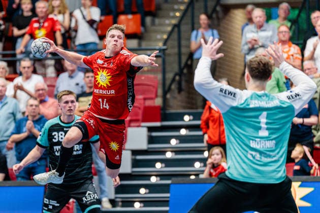 (L-R) Alexander Schulze (TuS N-Luebbecke, 14) im Torwurf gegen Dave Hoernig (HC Oppenweiler Backnang, 01) GER, TuS N-Luebbecke vs. HC Oppenweiler Backnang, Handball, 2. Bundesliga, 34. Spieltag, Spielzeit 2025 2026, 06.06.2026 GER, TuS N-Luebbecke vs. HC Oppenweiler Backnang, Handball, 2. Bundesliga, 34. Spieltag, Spielzeit 2025 2026, 06.06.2026 Luebbecke Copyright: xEibner-Pressefoto JanxRollingerx EP_JSK