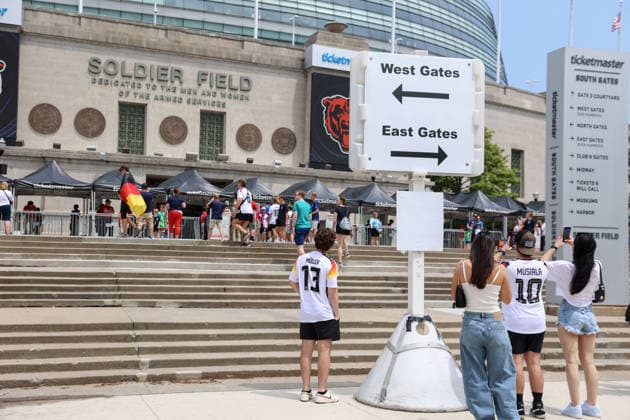 CHICAGO, USA - June 6: Fans enter the stadium before the International Friendly, Länderspiel, Nationalmannschaft game between the US Men’s national team, Nationalteam and Germany at Soldier Field on Saturday, June 6 in Chicago, USA  Copyright: xShainaxBenhiyoun SPPx Sportspressphoto_SPR161902