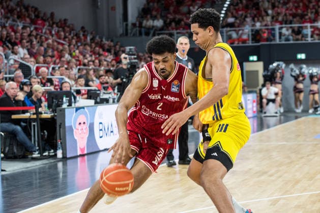 Bamberg, Deutschland 06. Juni 2026: 1. BBL Playoff Halbfinale - 2025 2026 - Sp. 4 - Bamberg Baskets gegen Alba Berlin Im Bild: Ein Berliner versucht Ibi Watson (Bamberg) im Aufbau zu stören Brose Arena Bayern Copyright: xFotostandx xSchmittx