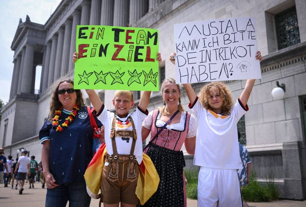 Fussball WM 2026 Testspiel im Chicago 06.06.2026 USA - Deutschland Deutsche Fans mit Plakaten vor dem Soldier Field Stadion, Ein Team ein Ziel der 5 Stern!