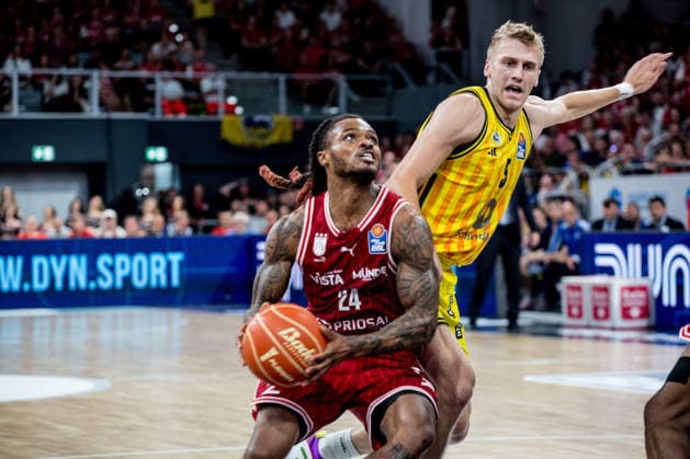 Bamberg, Deutschland 06. Juni 2026: 1. BBL Playoff Halbfinale - 2025 2026 - Sp. 4 - Bamberg Baskets gegen Alba Berlin Im Bild: Cobe Williams (Bamberg) setzt sich unter dem Korb gegen Sam Griesel (Berlin) durch Brose Arena Bayern Copyright: xFotostandx xSchmittx